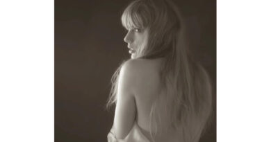 Taylor Swift posing infront of the camera.