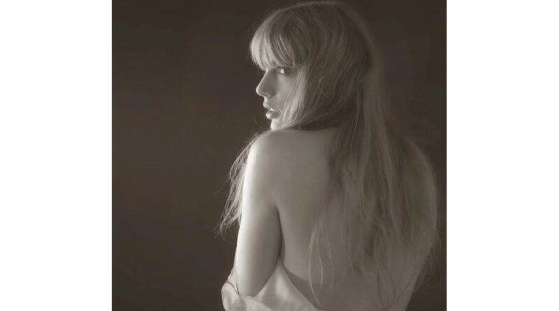 Taylor Swift posing infront of the camera.