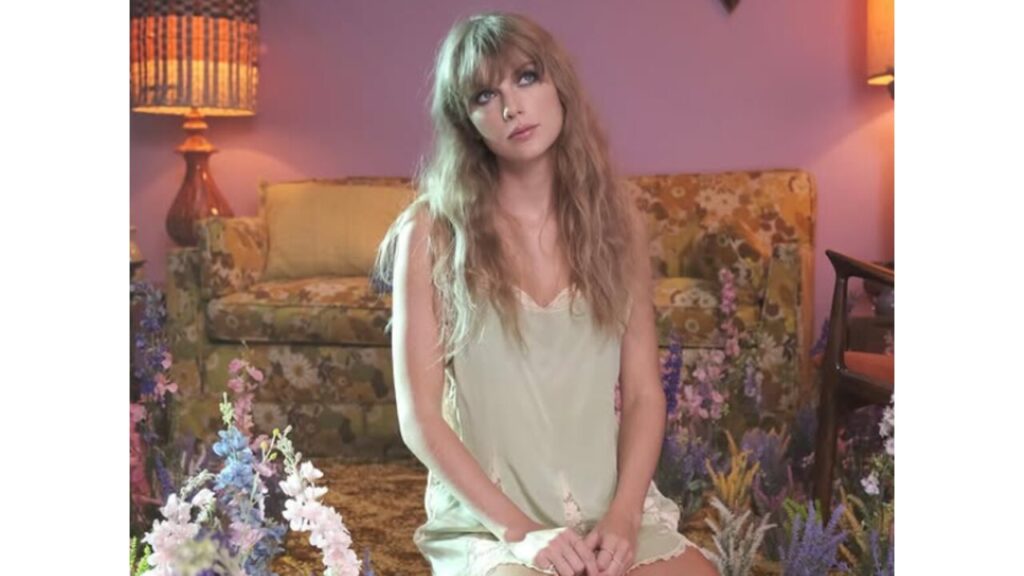 Taylor Swift shooting a video.