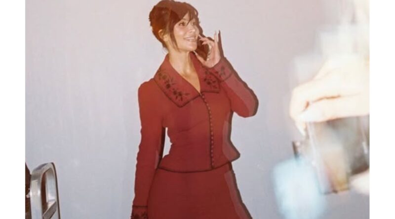 Kim Kardashian All Fair's look.