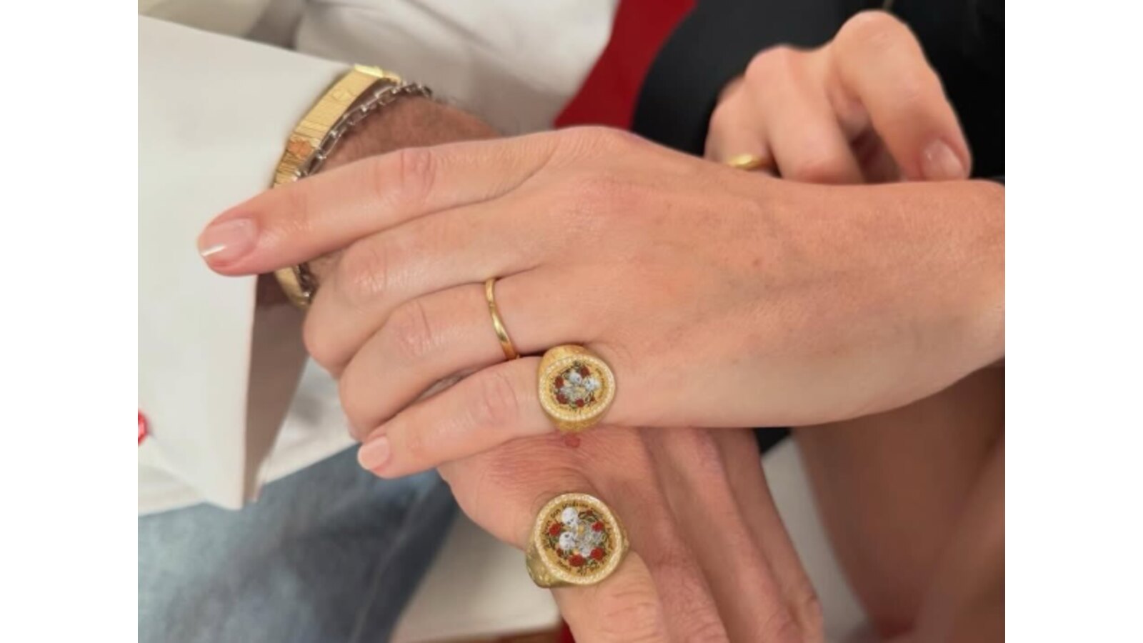 Matching rings for Margot Robbie & Jacob Elordi.