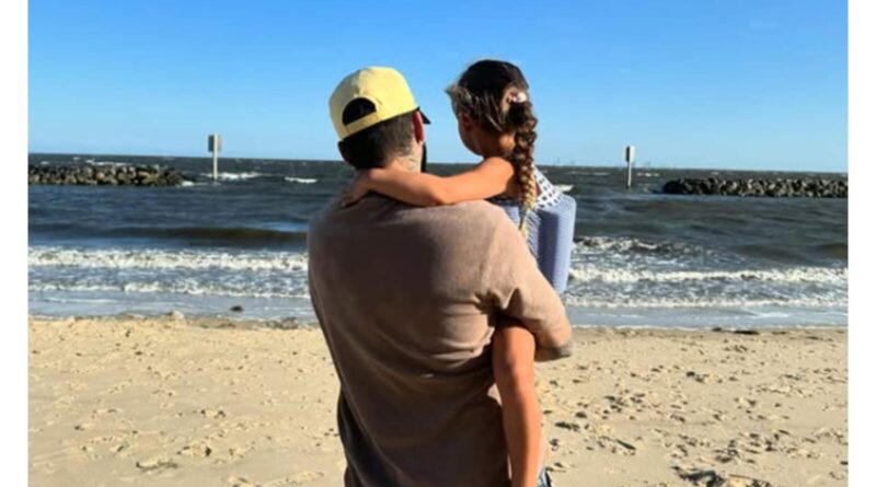Zayn Malik and her daughter Khai together on a beach.