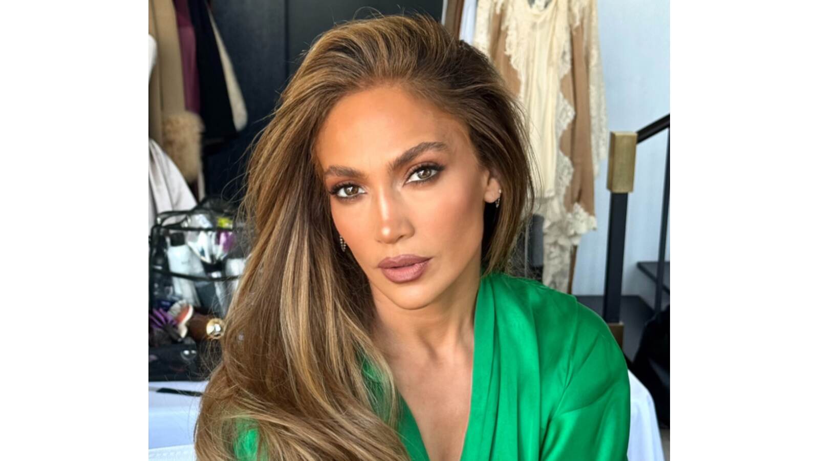 Jennifer Lopez looking stunning while wearing green.