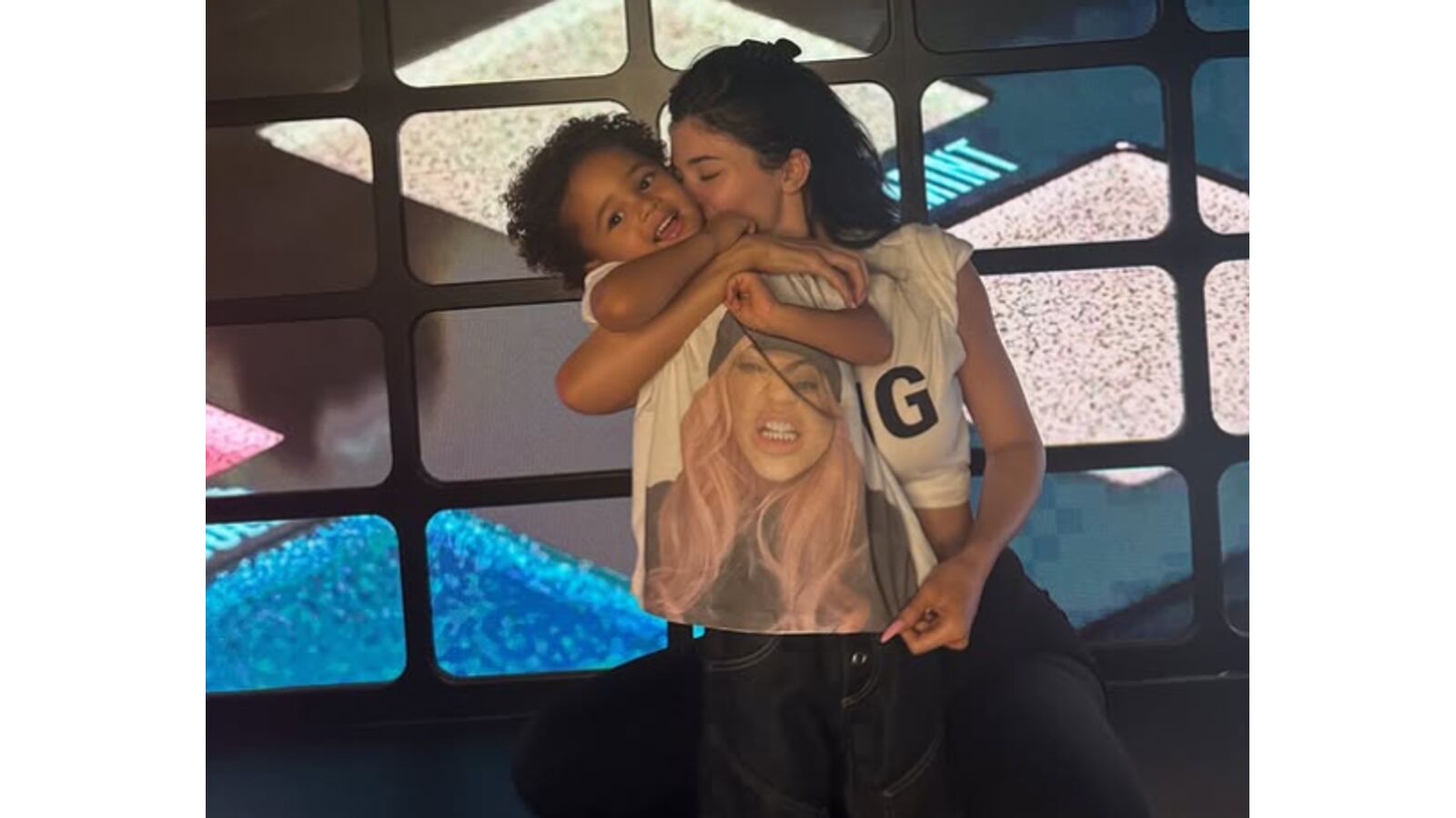 Kylie Jenner with his son.